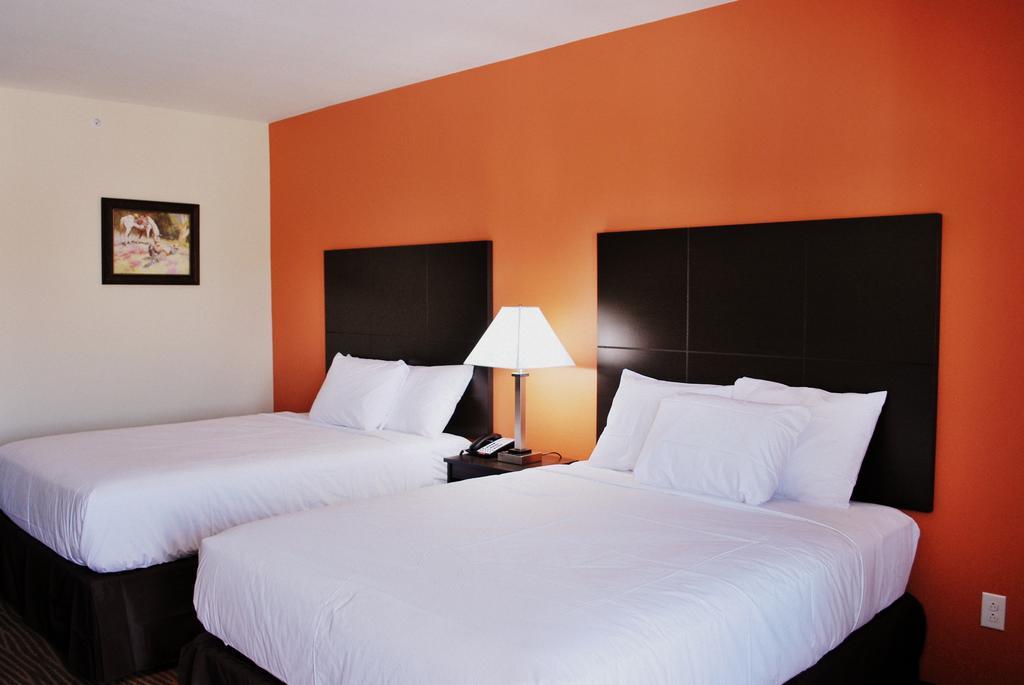 Westwood Inn By Oyo Gonzales Tx Room photo