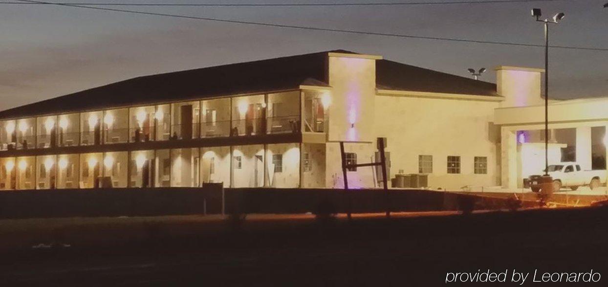 Westwood Inn By Oyo Gonzales Tx Exterior photo