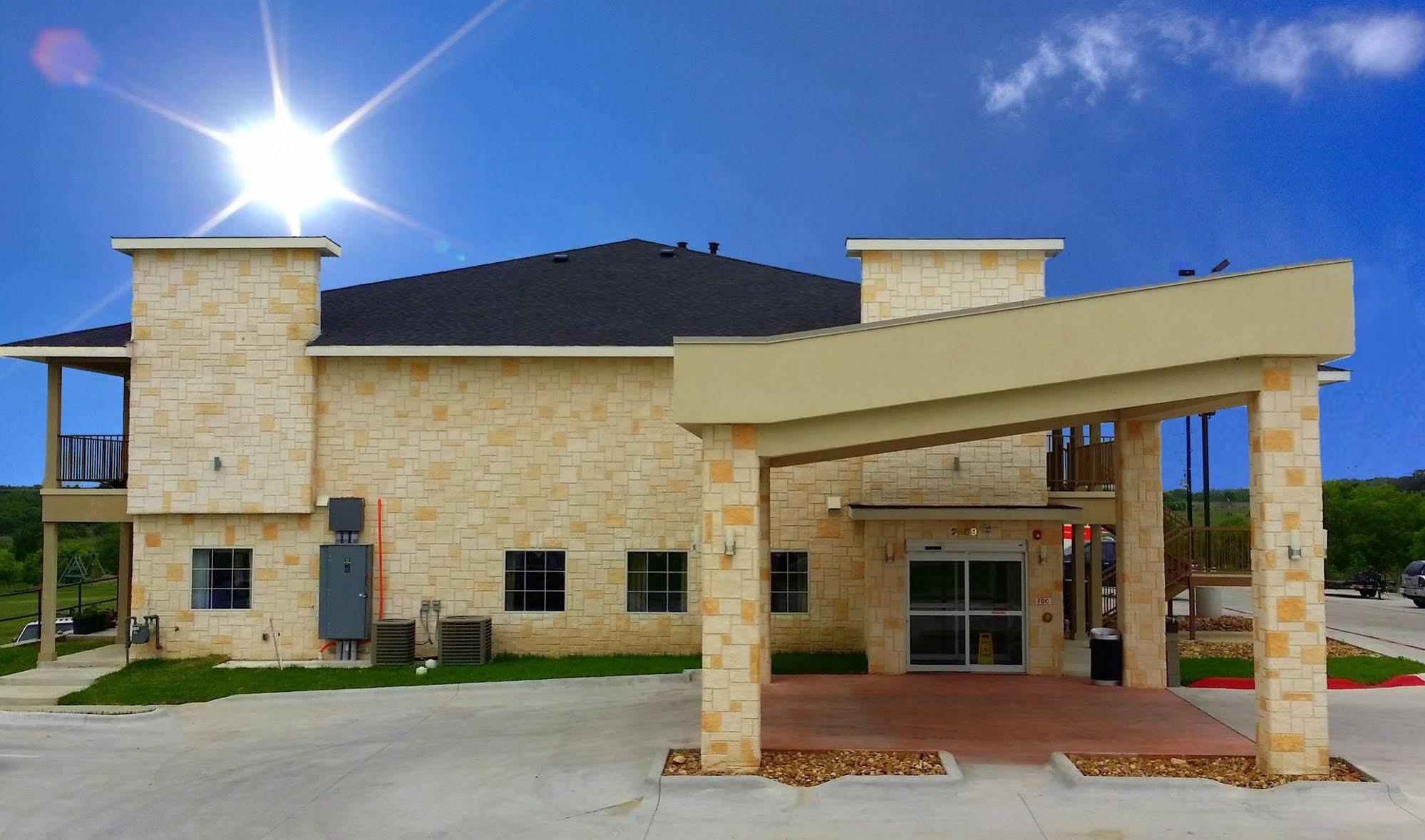 Westwood Inn By Oyo Gonzales Tx Exterior photo